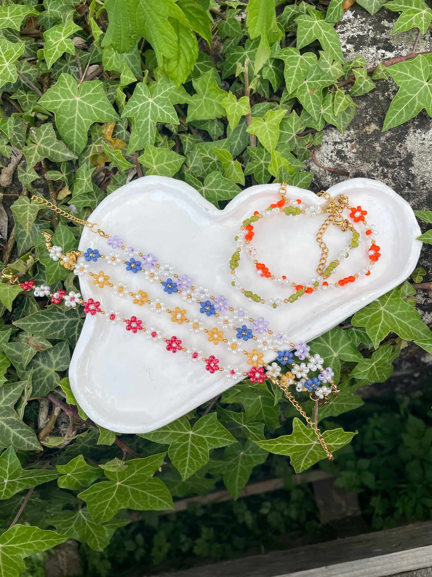 Bracelet un peu de couleur, un peu de doré et un peu de blanc
