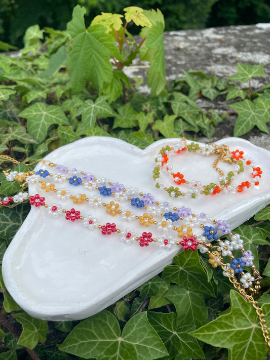 Bracelet un peu de couleur, un peu de doré et un peu de blanc