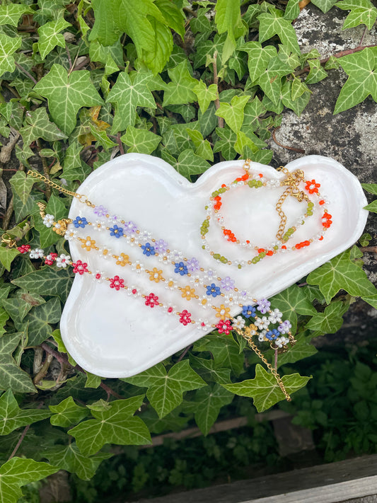 Bracelet un peu de couleur, un peu de doré et un peu de blanc